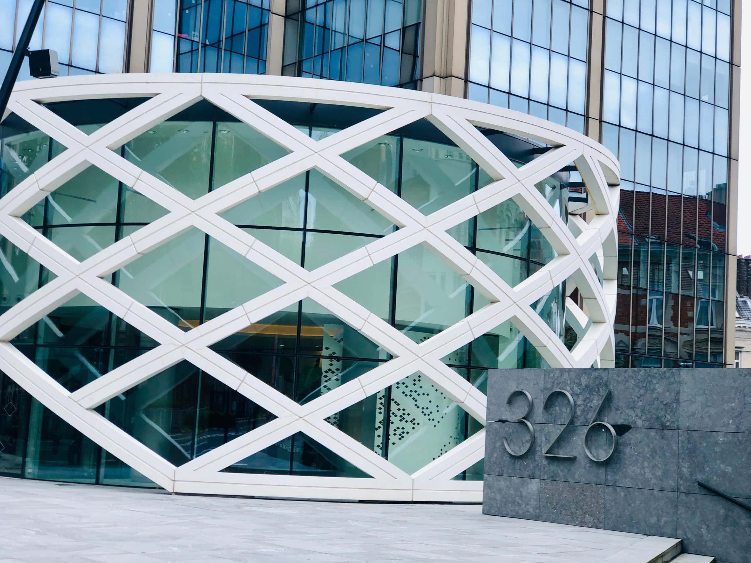 Different benefits of wired vs wireless security cameras for businesses Business with wireless security cameras